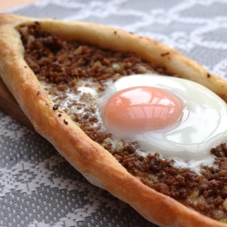 トルコ料理★黄身がとろり、卵とひき肉のピデ